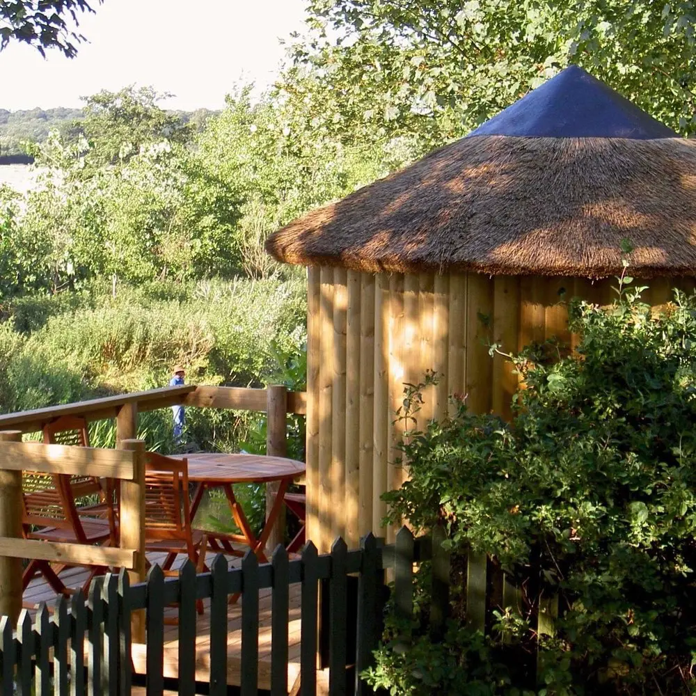 Thatched roof Treehouse and suppers-deck overlooking River Avon and countryside view.
